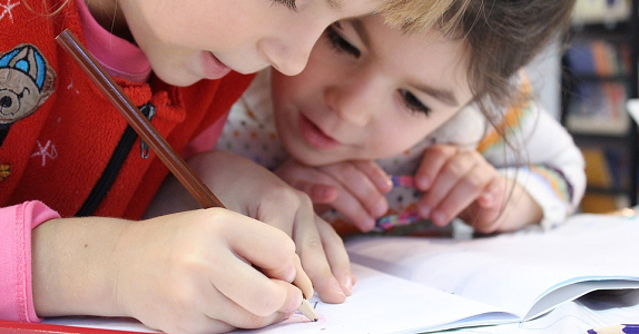 Ako naučiť malé dieťa netlačiť na písacie potreby?